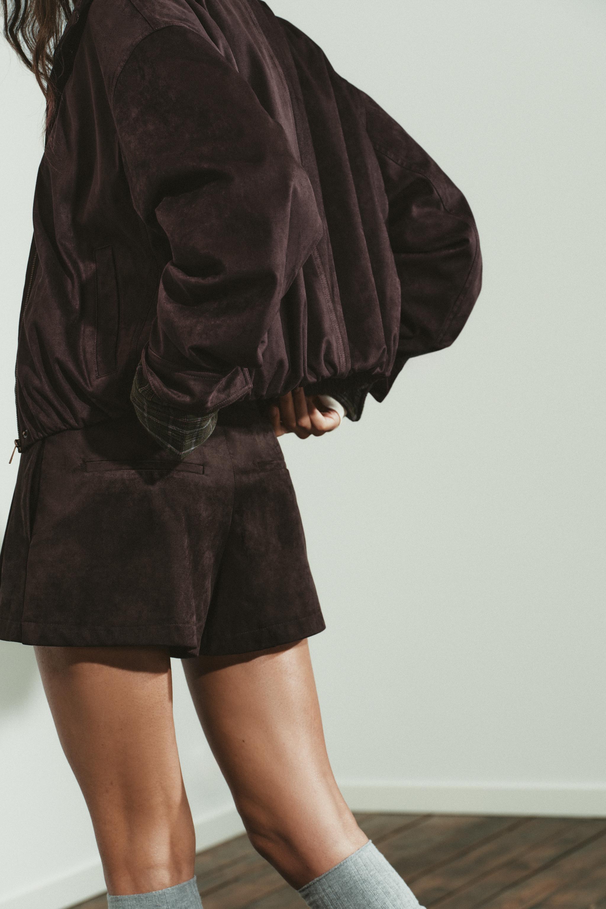 PLEATED BUTTON SHORTS
